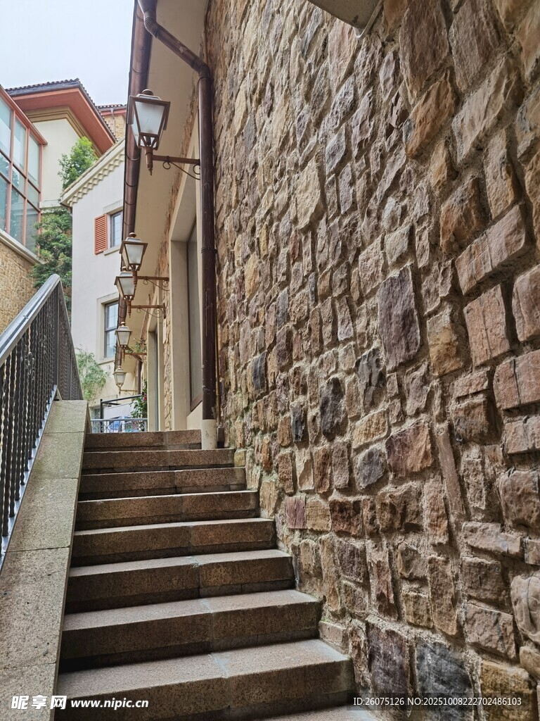 古老石砌小巷中的階梯