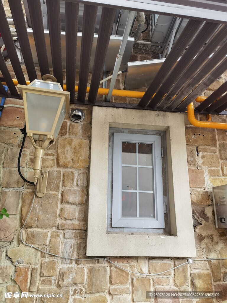 石墻小屋的復(fù)古小窗