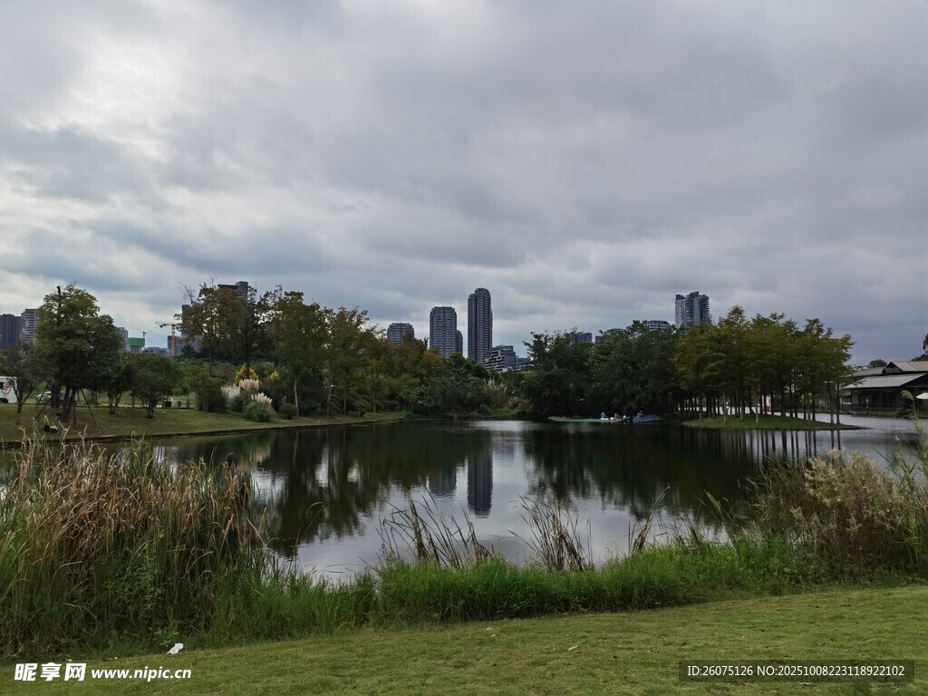 湖畔城市景觀陰云下美景