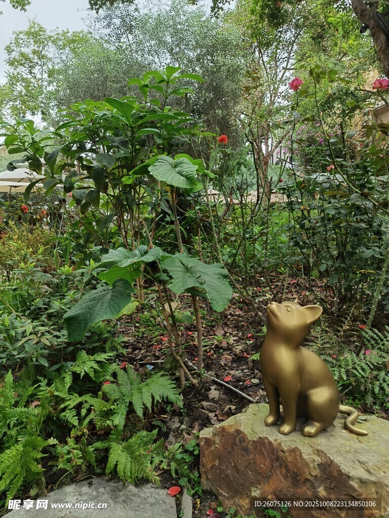 花園中的可愛金色小雕塑