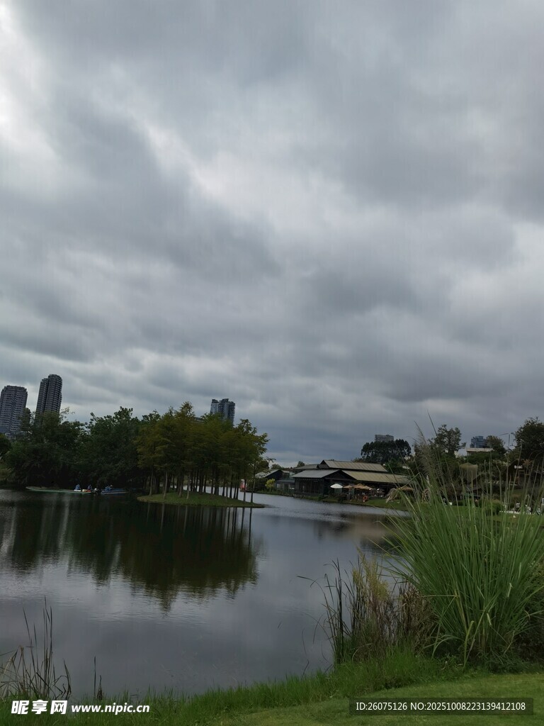 陰天下的湖畔風(fēng)景