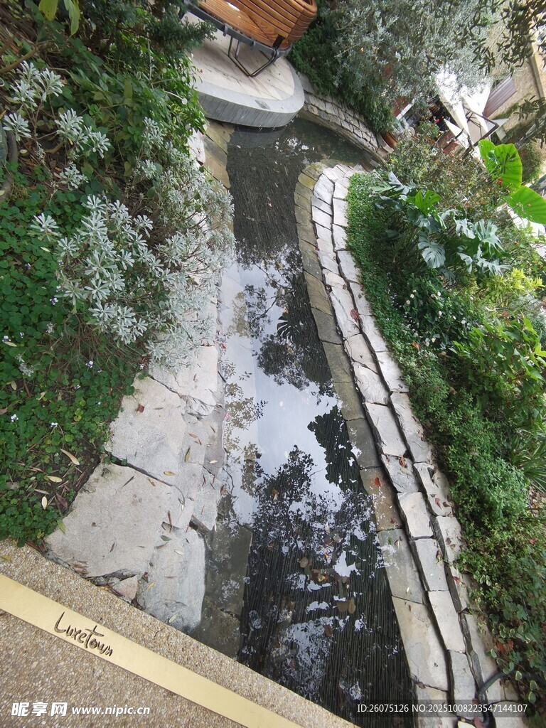 山間小瀑布景觀