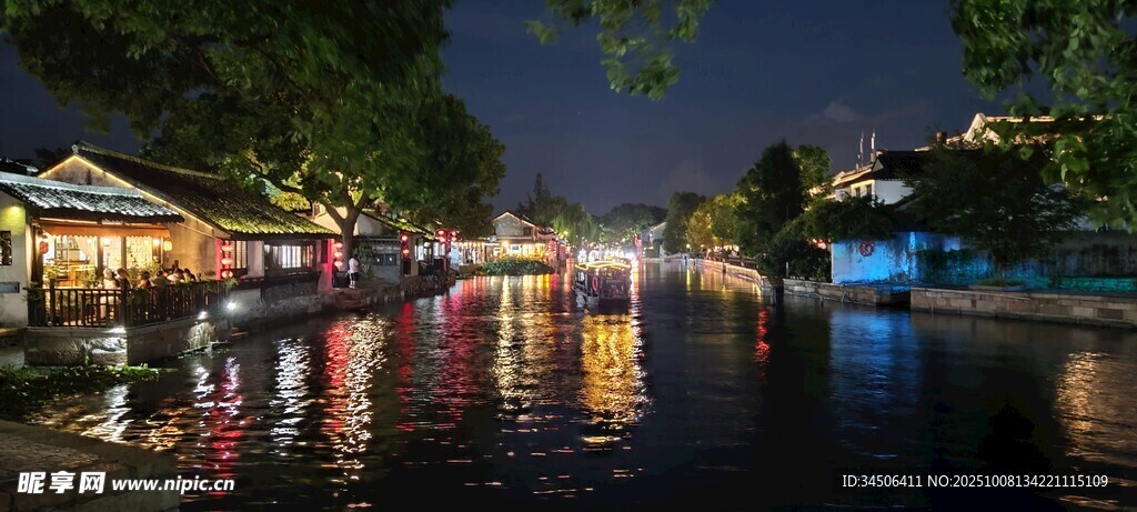 夜晚河畔絢麗燈光倒影