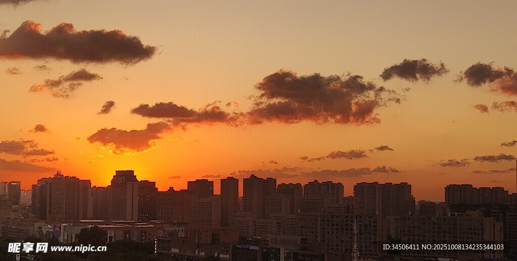 城市黃昏 云霞映天際