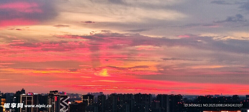 夕陽下的絢爛城市天際線
