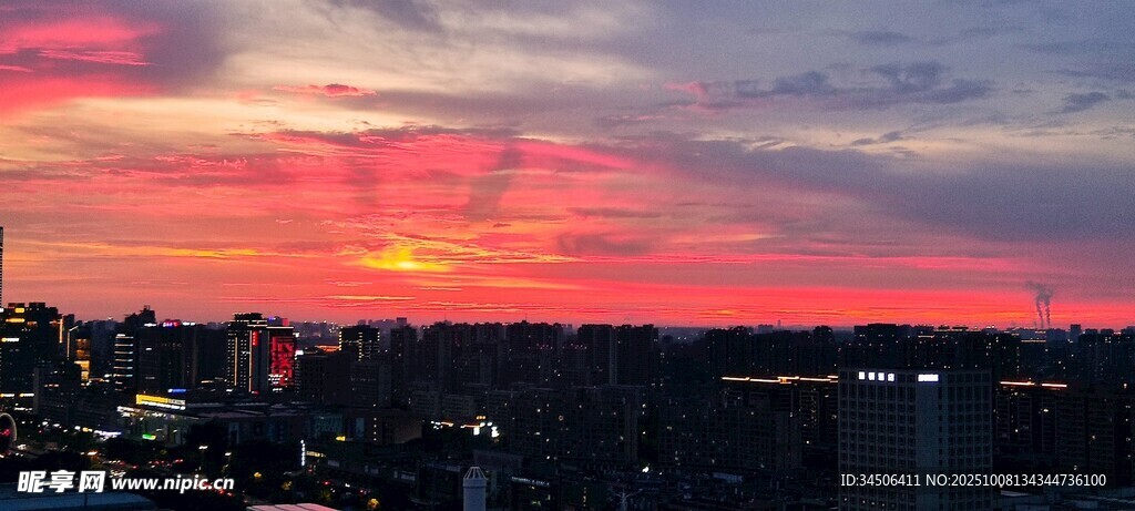 城市上空絢爛的晚霞美景