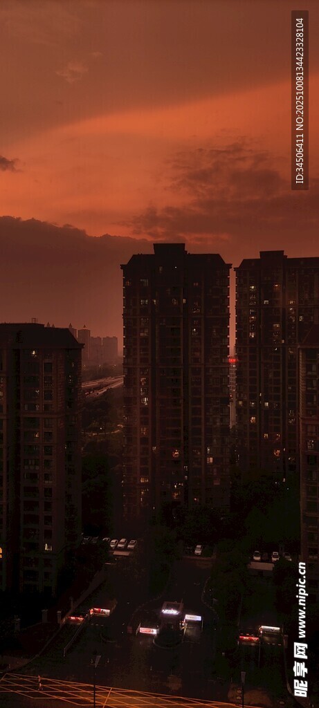 夕陽下的城市高樓景觀