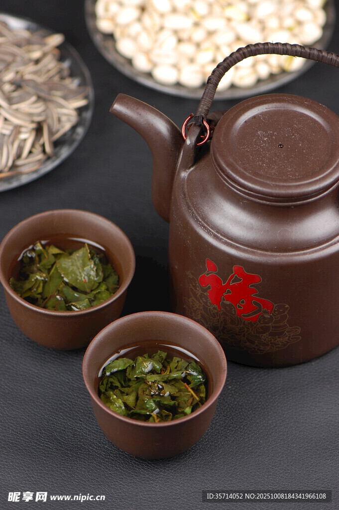 古樸茶壺與清香茶葉
