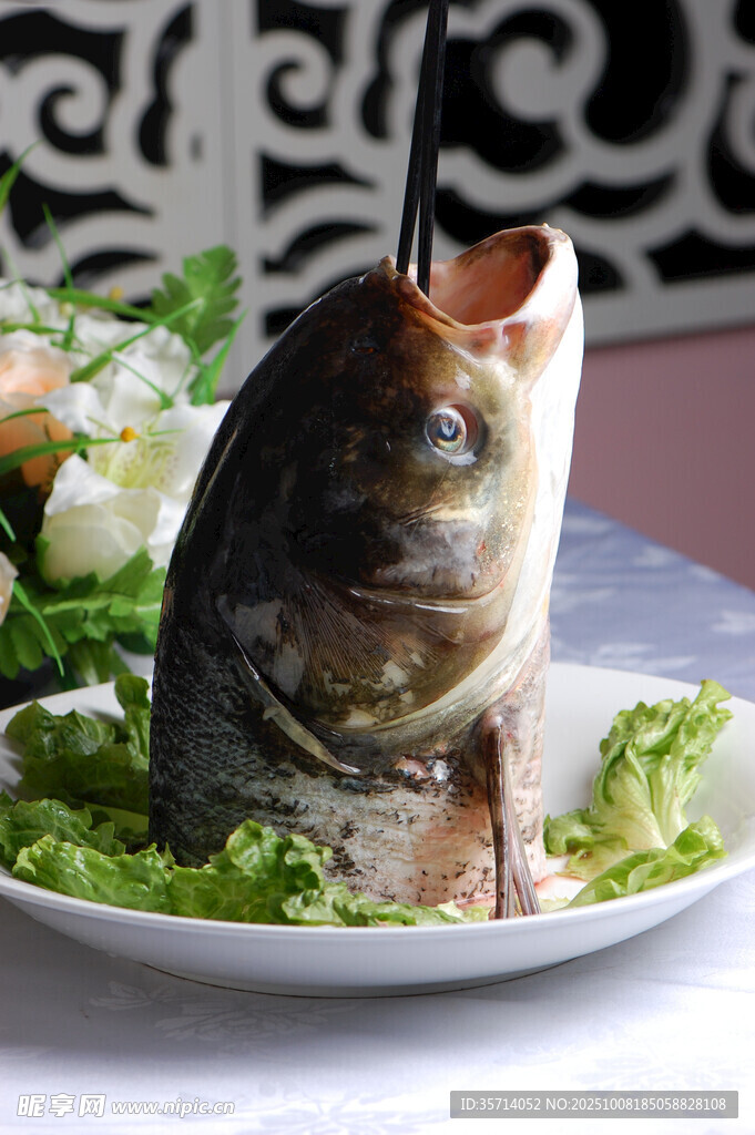 盤中鮮魚(yú)翠綠生菜相伴