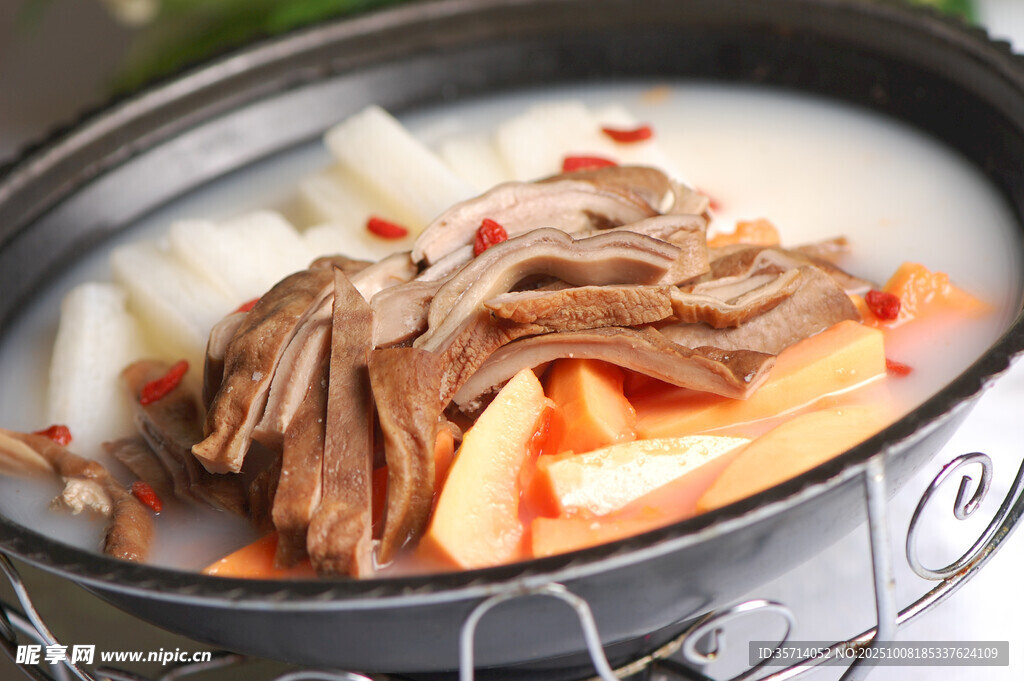 滋補(bǔ)牛雜蘿卜湯鍋