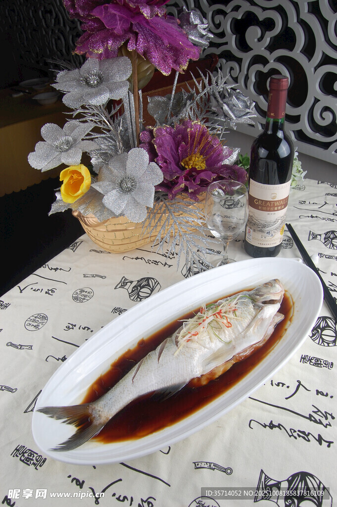 清蒸魚(yú)擺盤與花卉裝飾