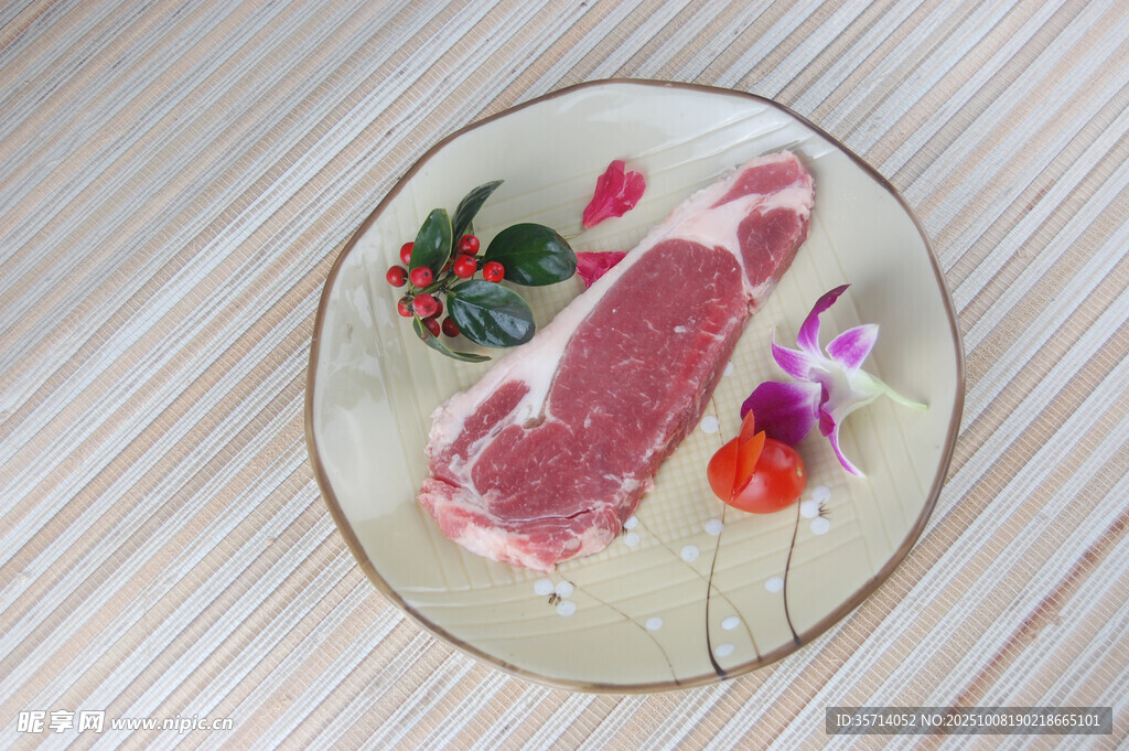 精致擺盤的美味生牛肉片
