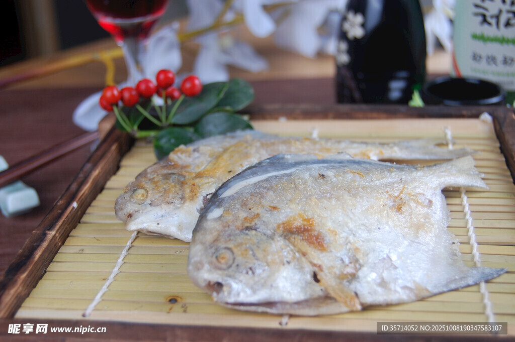竹席上的新鮮銀鯧魚(yú)
