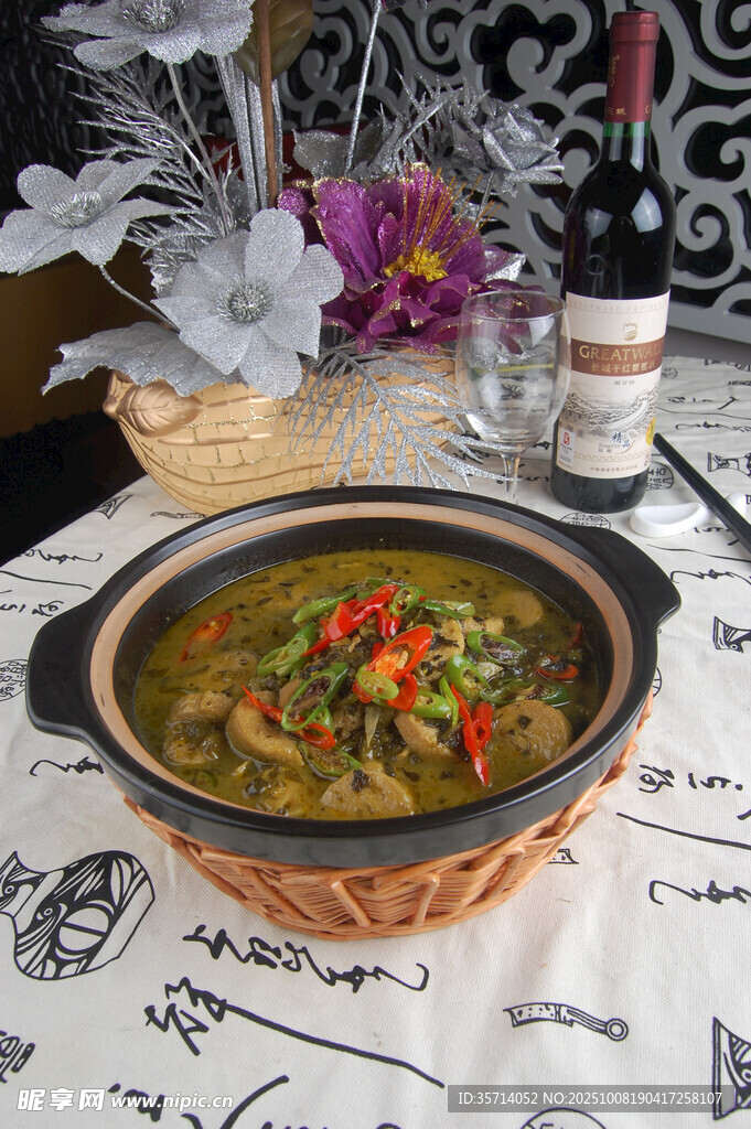 美味砂鍋菜肴擺于餐桌