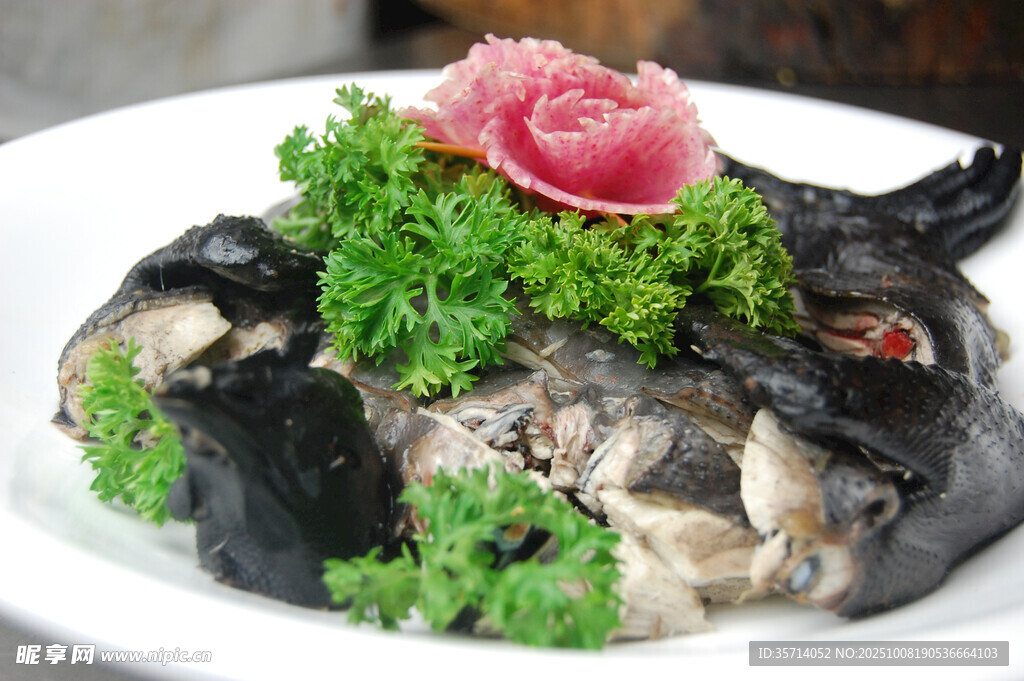 黑雞料理配精致擺盤