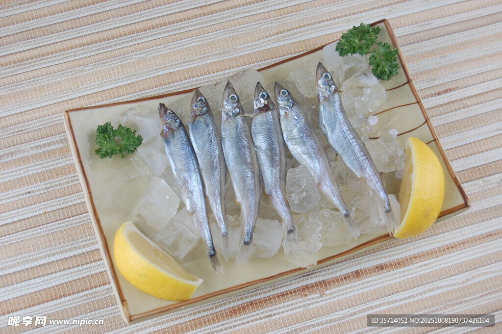 冰鮮多春魚配檸檬片