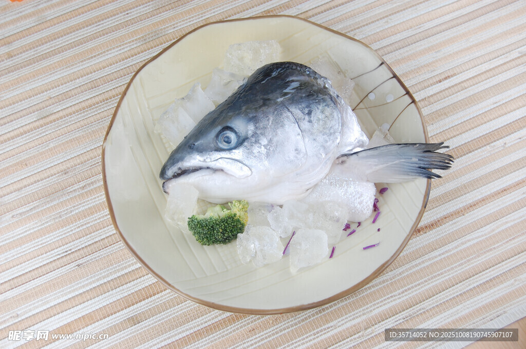 盤中鮮魚簡(jiǎn)約擺盤美味