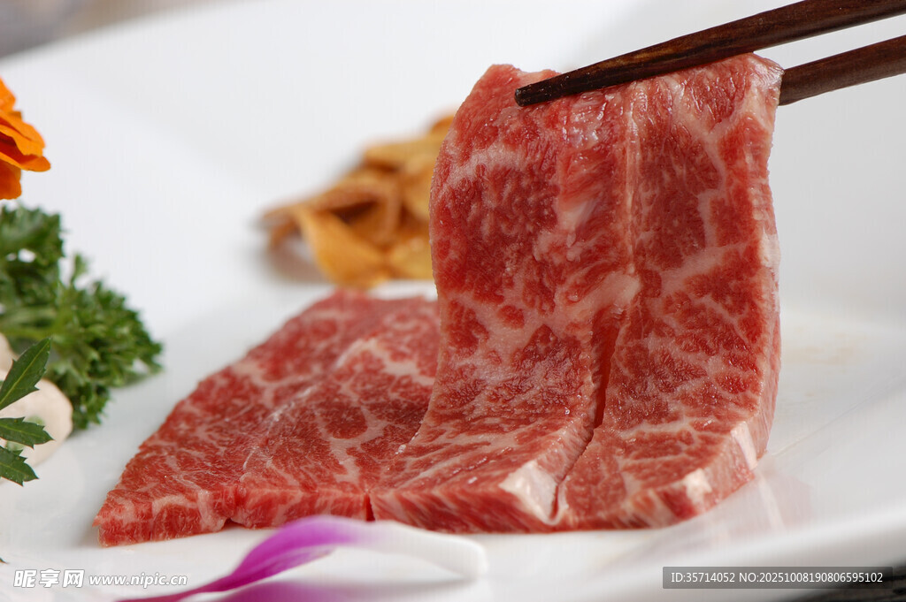 鮮嫩牛肉片筷夾待品嘗
