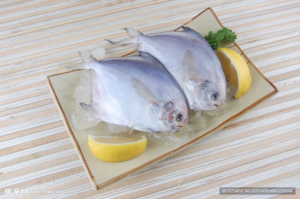 新鮮銀鯧魚配檸檬擺盤