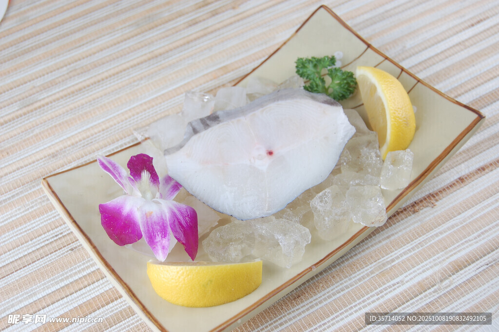 冰鎮(zhèn)鮮魚(yú)片配檸檬與蘭花