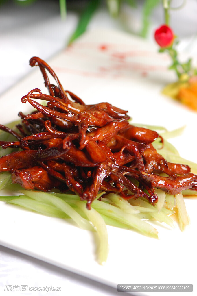 美味醬鴨舌擺放在盤中