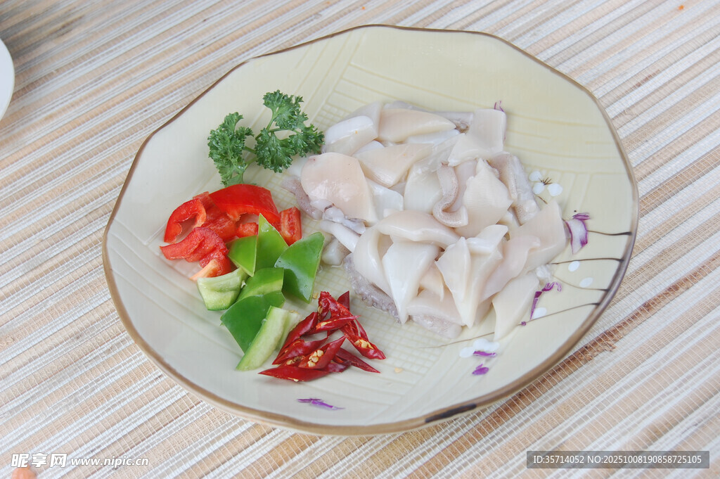 涼拌魷魚(yú)配蔬菜