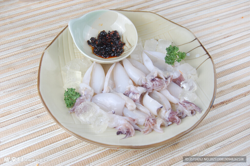 鮮魷魚配佐料美味待啟