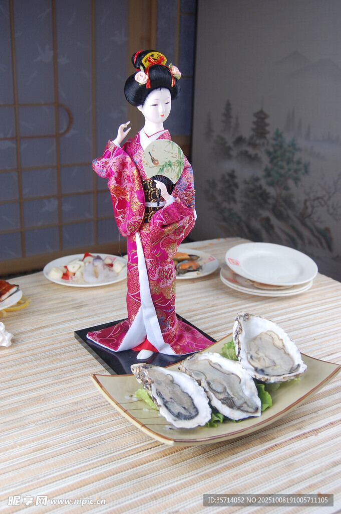 日式藝伎擺件與壽司料理