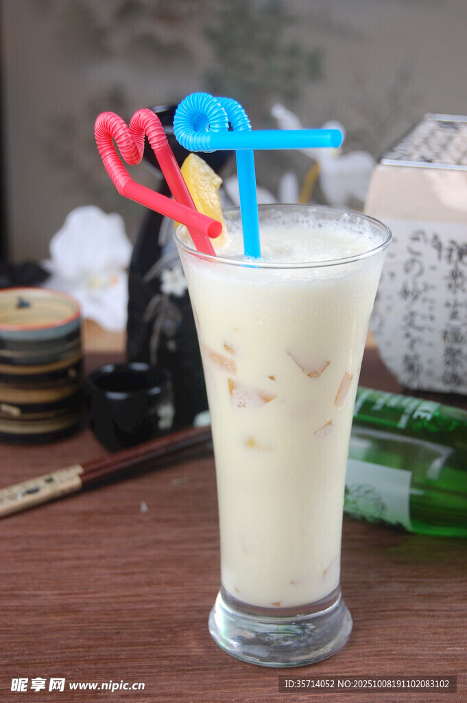 美味奶昔配多彩吸管