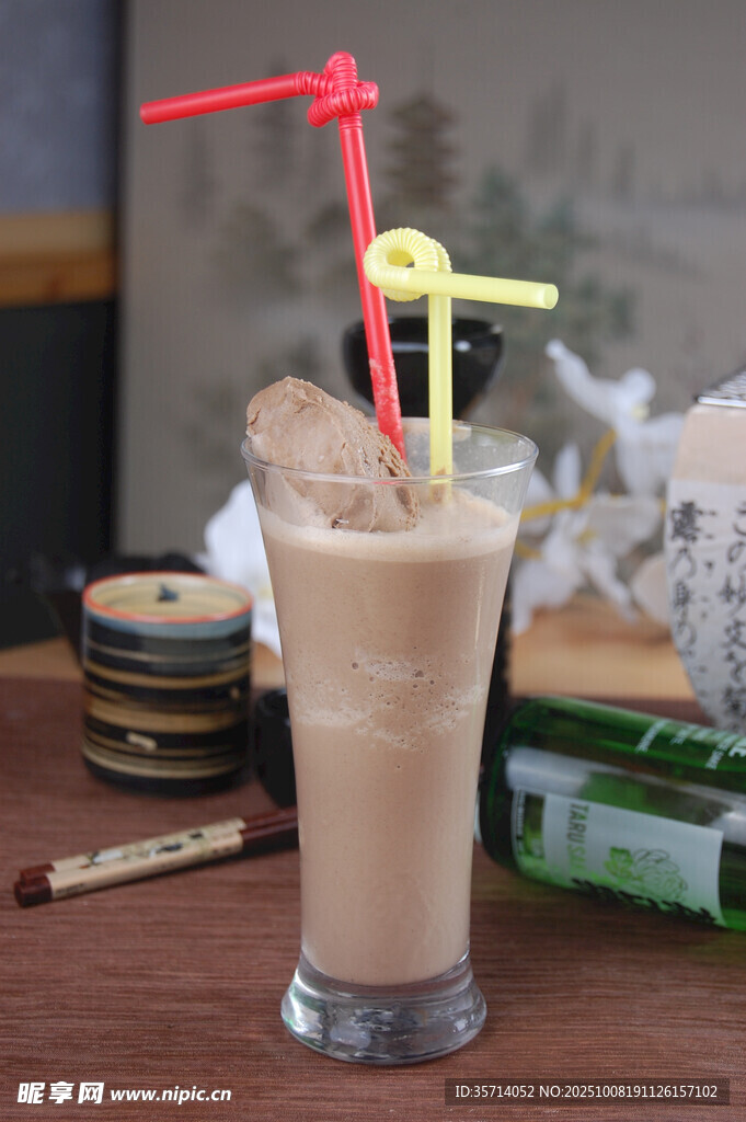 冰爽奶茶配多彩吸管