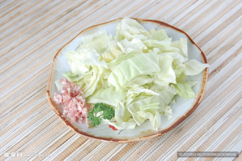 涼拌卷心菜配少量肉絲