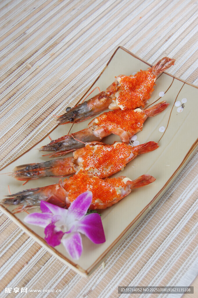 美味蝦料理配紫色蘭花