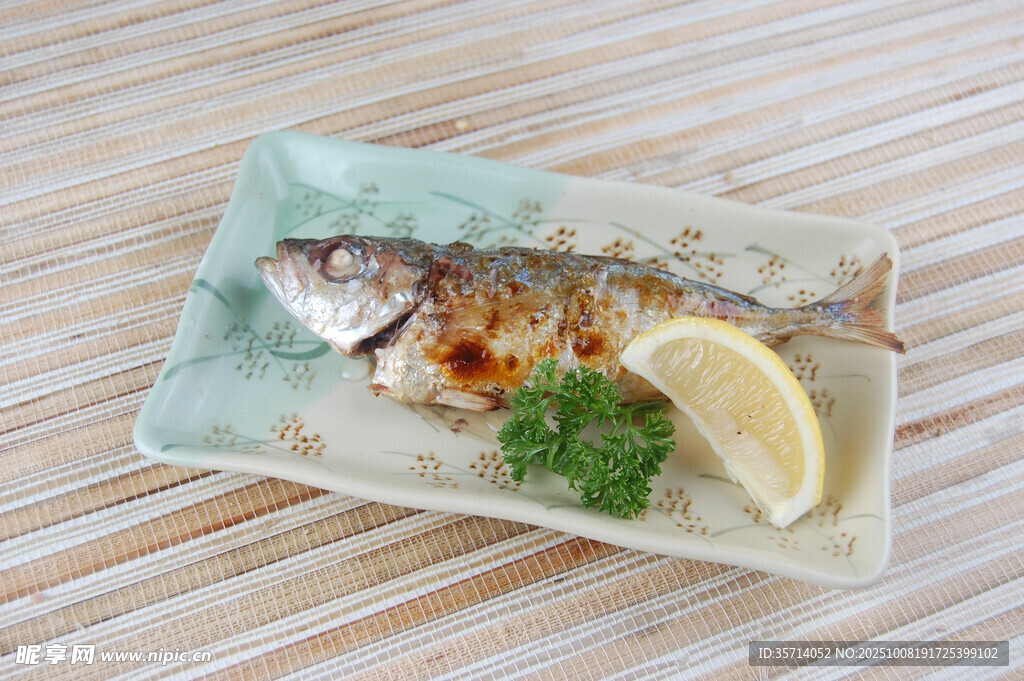 烤鯖魚(yú)配檸檬與歐芹