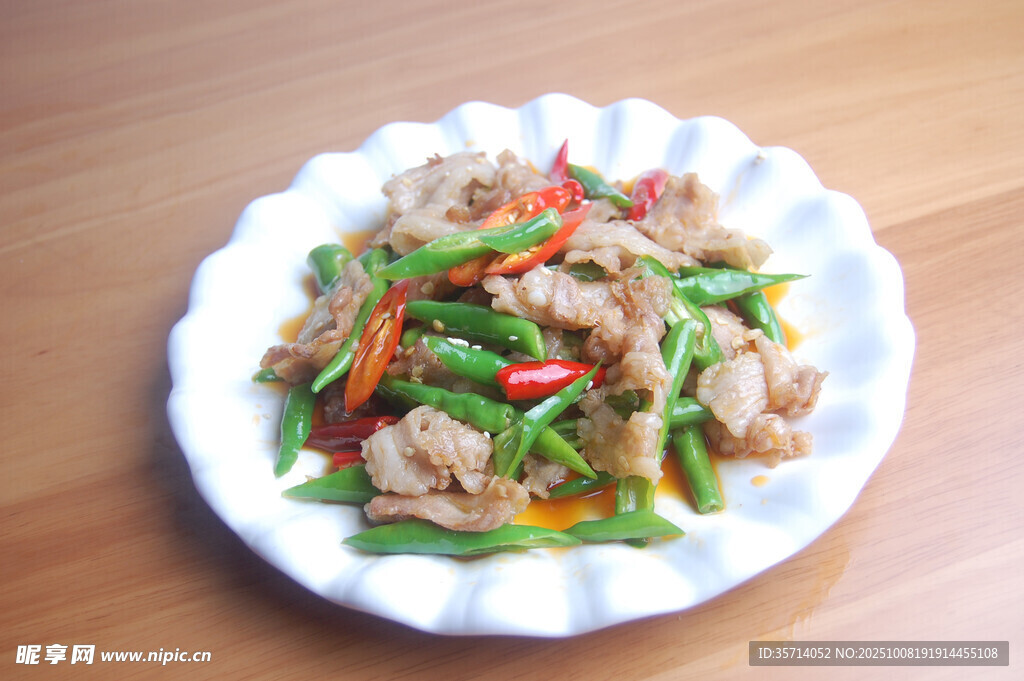 青椒炒肉絲擺放在白盤上