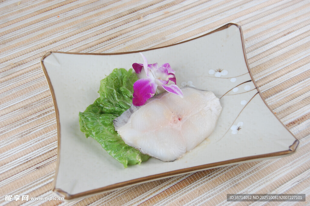 精致擺盤(pán)生魚(yú)片配鮮花