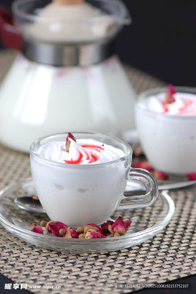 精致茶飲點(diǎn)綴花瓣的優(yōu)雅