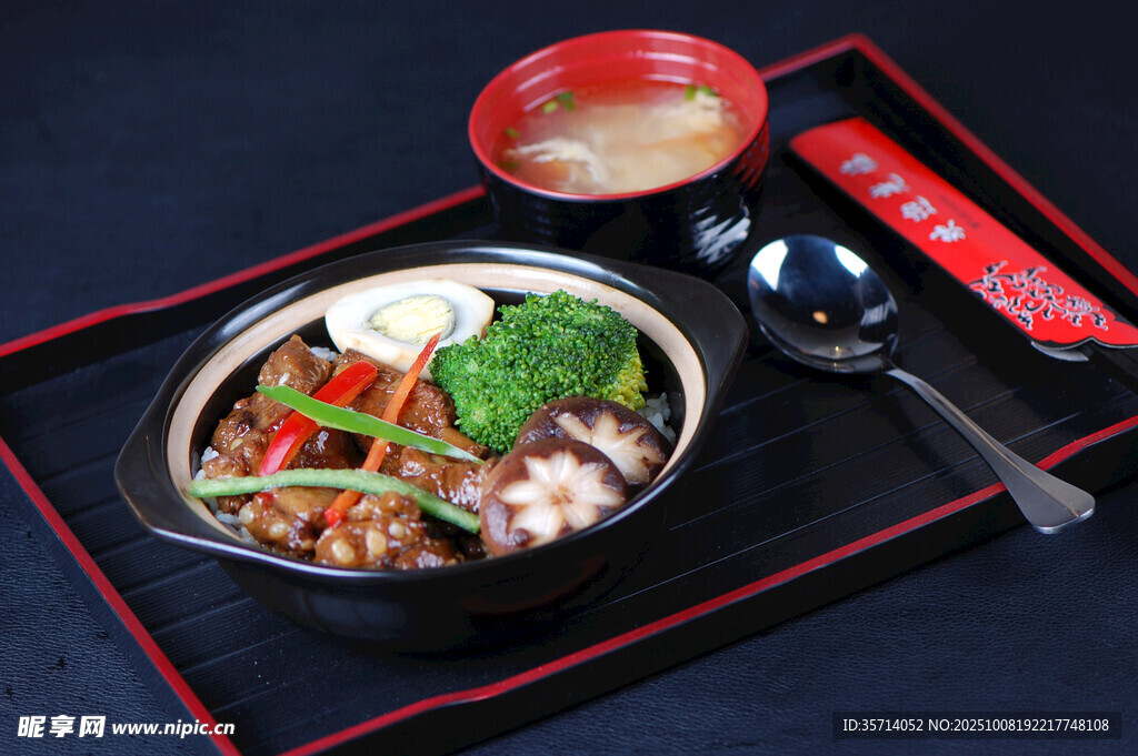 日式蓋飯配湯與餐具