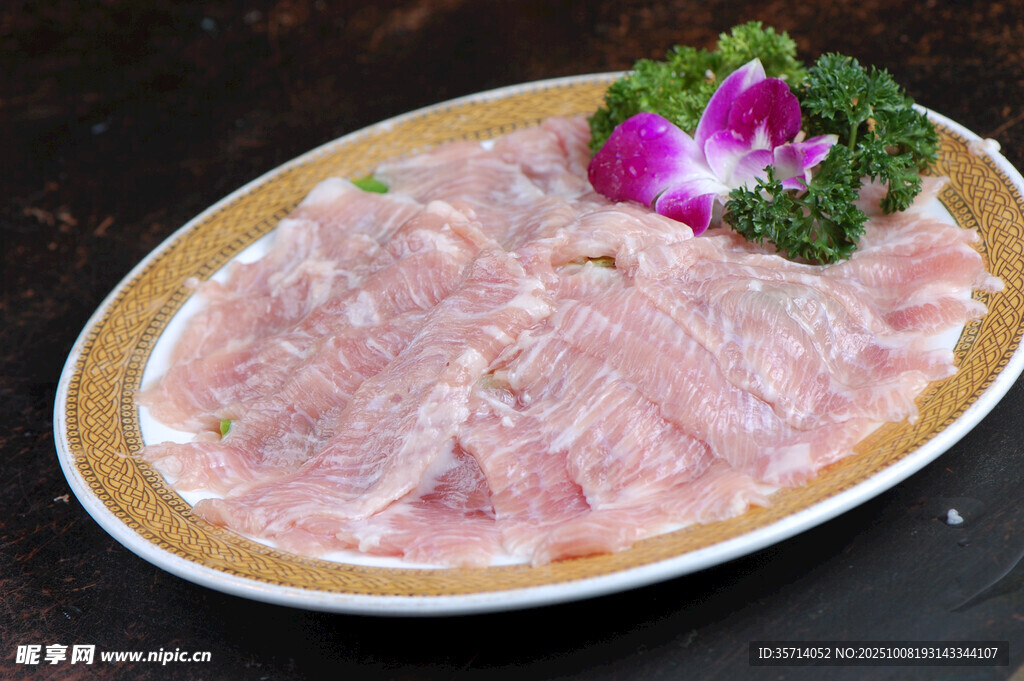 鮮嫩肉片擺盤精致