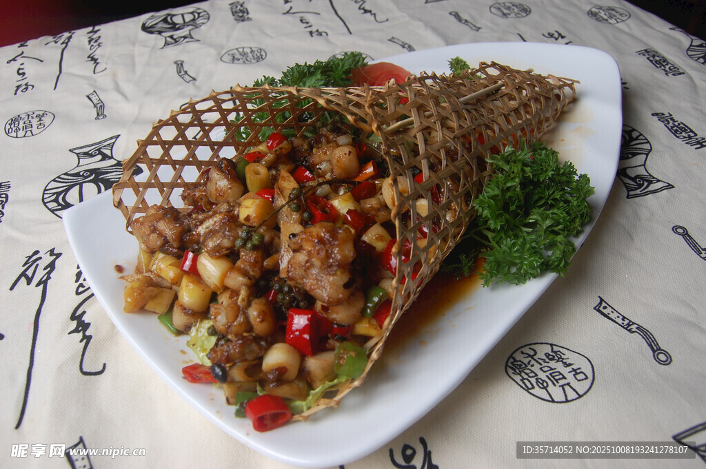 美味特色炒肉擺于盤中
