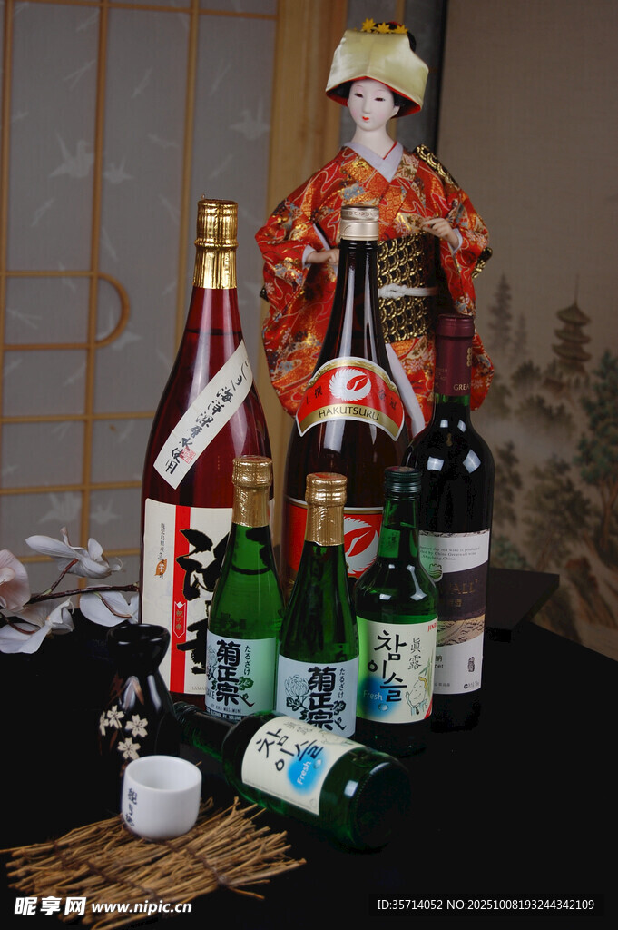 日式酒具與酒瓶展示