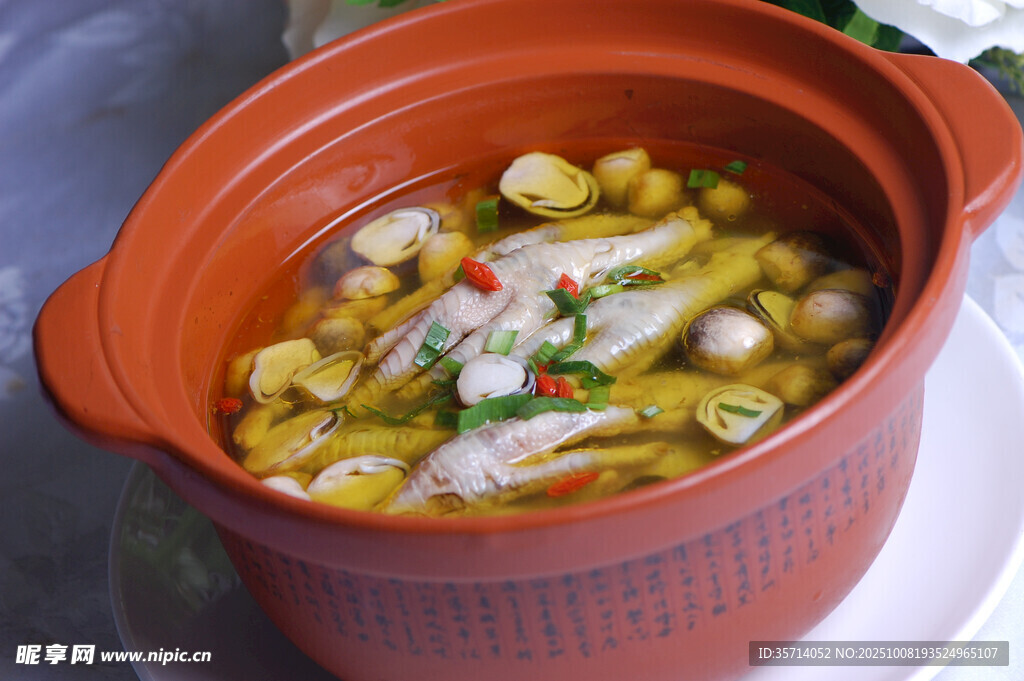 砂鍋中的美味酸菜魚(yú)