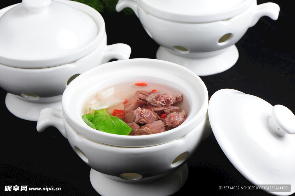 精致盅裝美味肉類菜肴