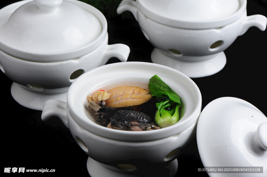 白瓷盅內(nèi)燉制的養(yǎng)生靚湯