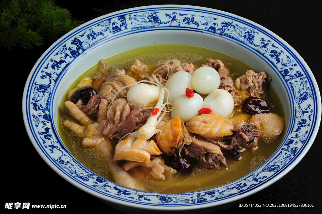 藍(lán)白瓷碗中的美味燉菜