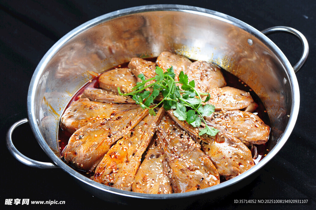 美味香煎魚擺放在鍋中
