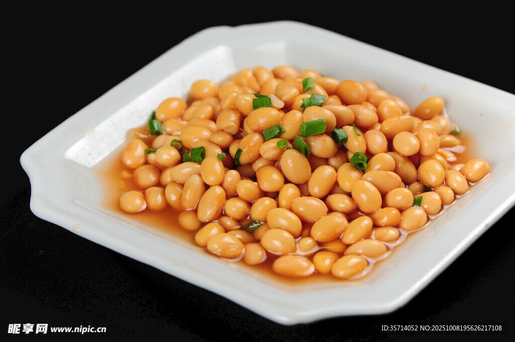 美味白盤裝黃豆菜肴