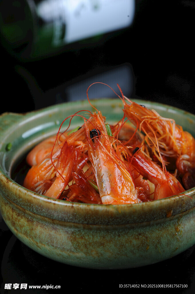 瓷碗中的美味大蝦