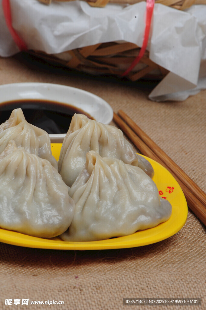 美味蒸餃擺放在黃色盤中