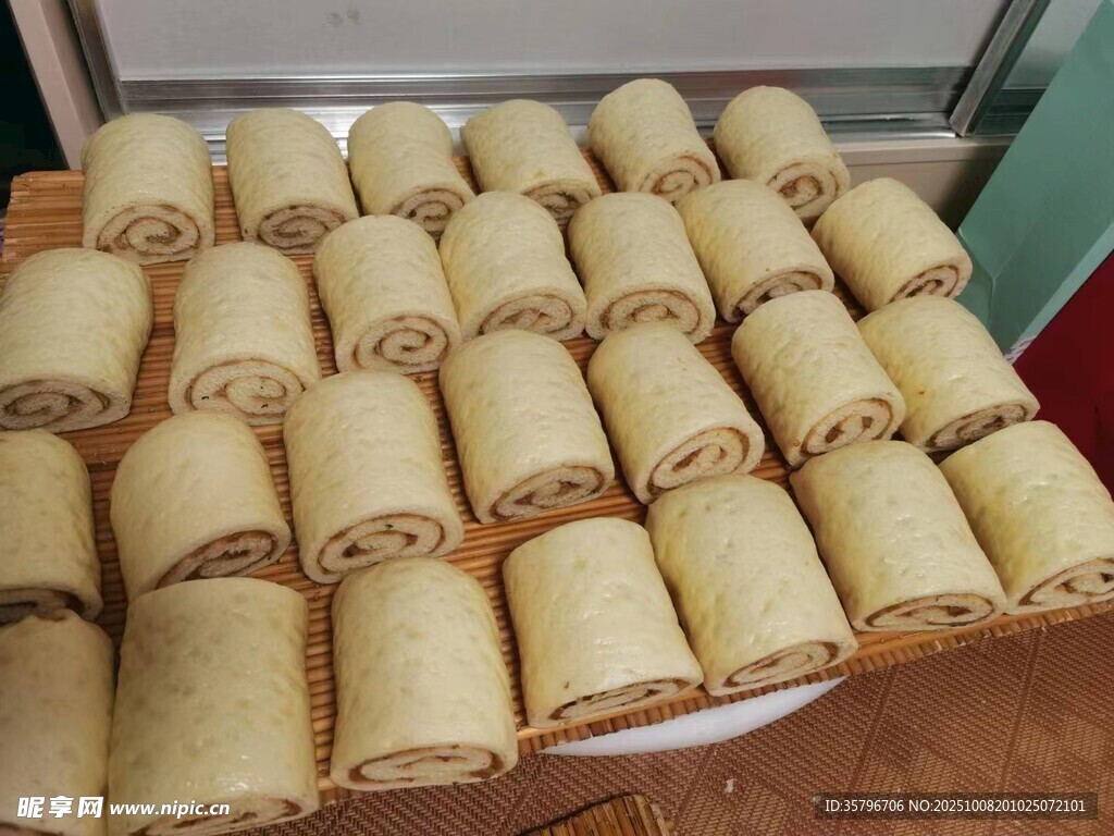 整齊擺放的美味卷狀食物