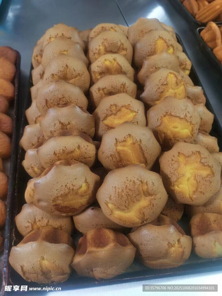 美味烤制糕點整齊陳列